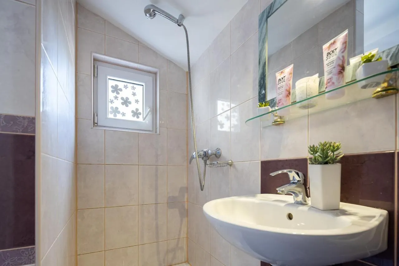 Camellia- Cozy Apartment Split