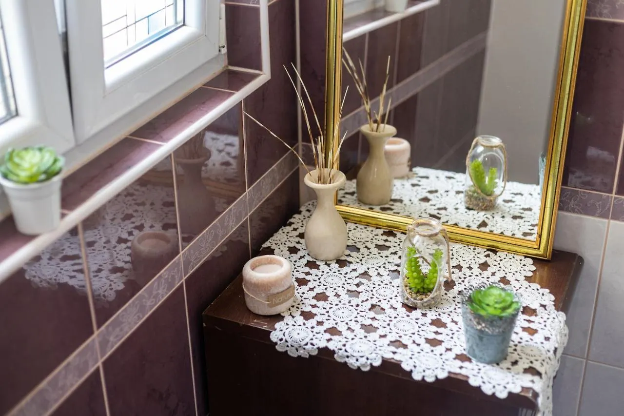 Camellia- Cozy Apartment Split