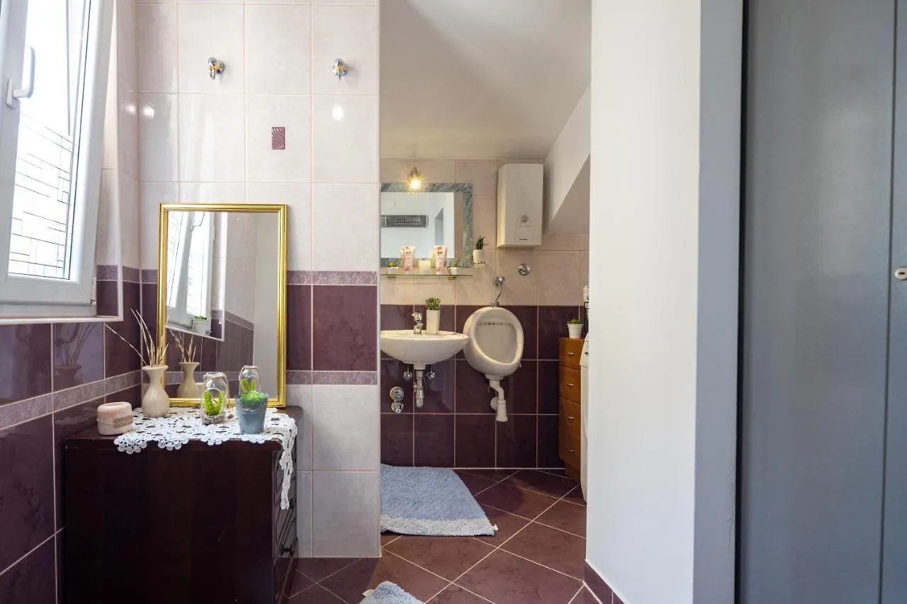 Camellia- Cozy Apartment Split