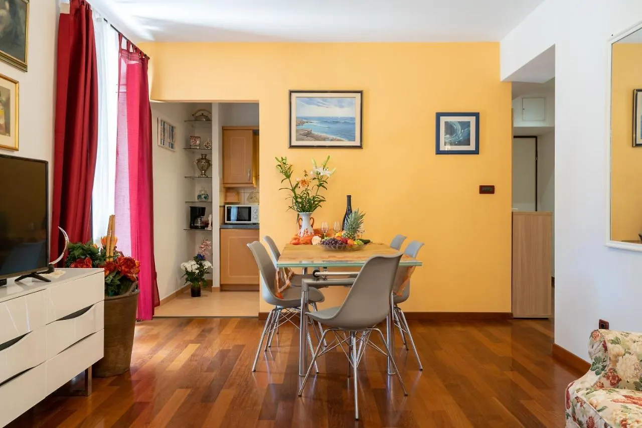 Camellia- Cozy Apartment Split