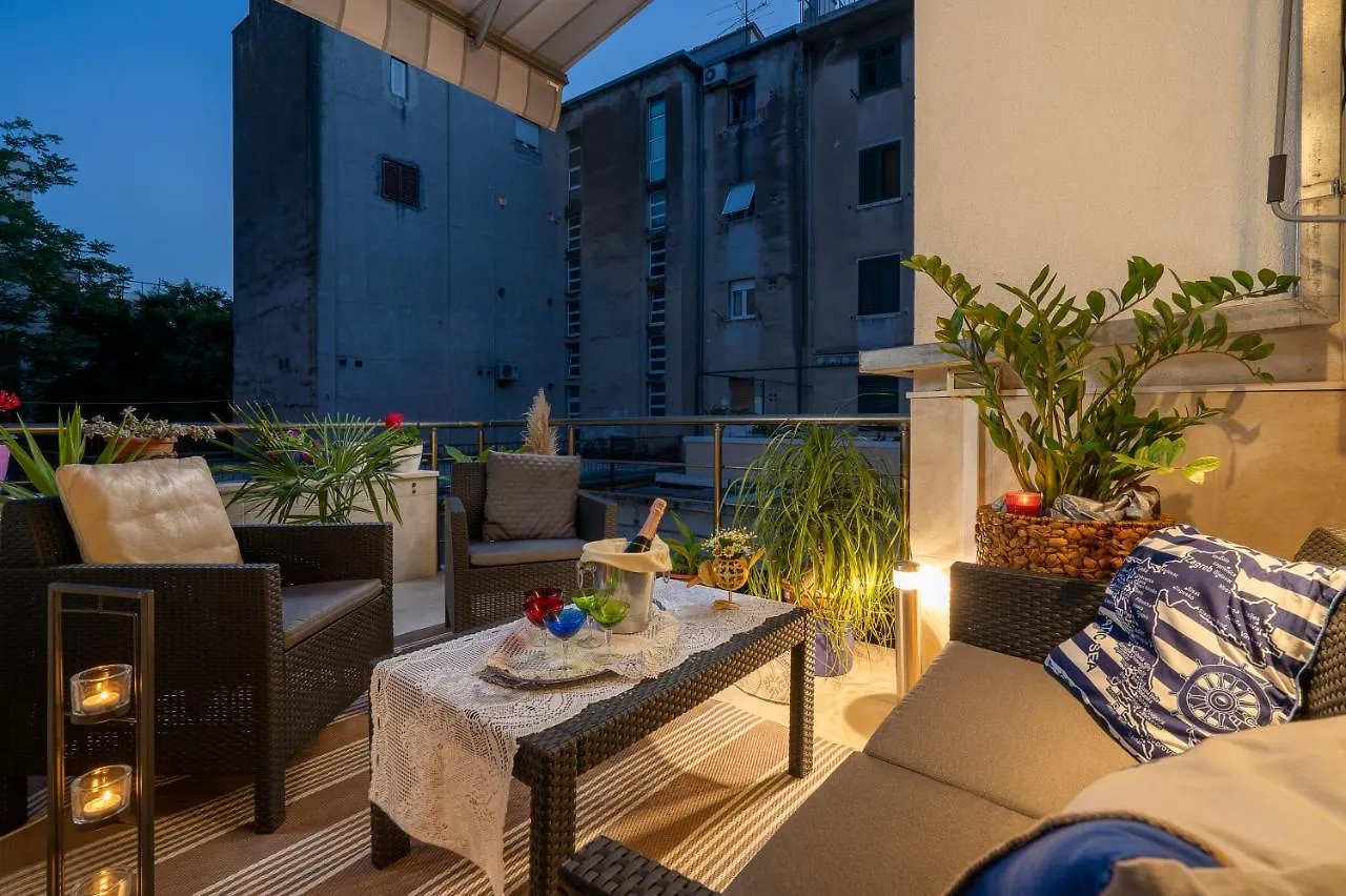Camellia- Cozy Apartment Split