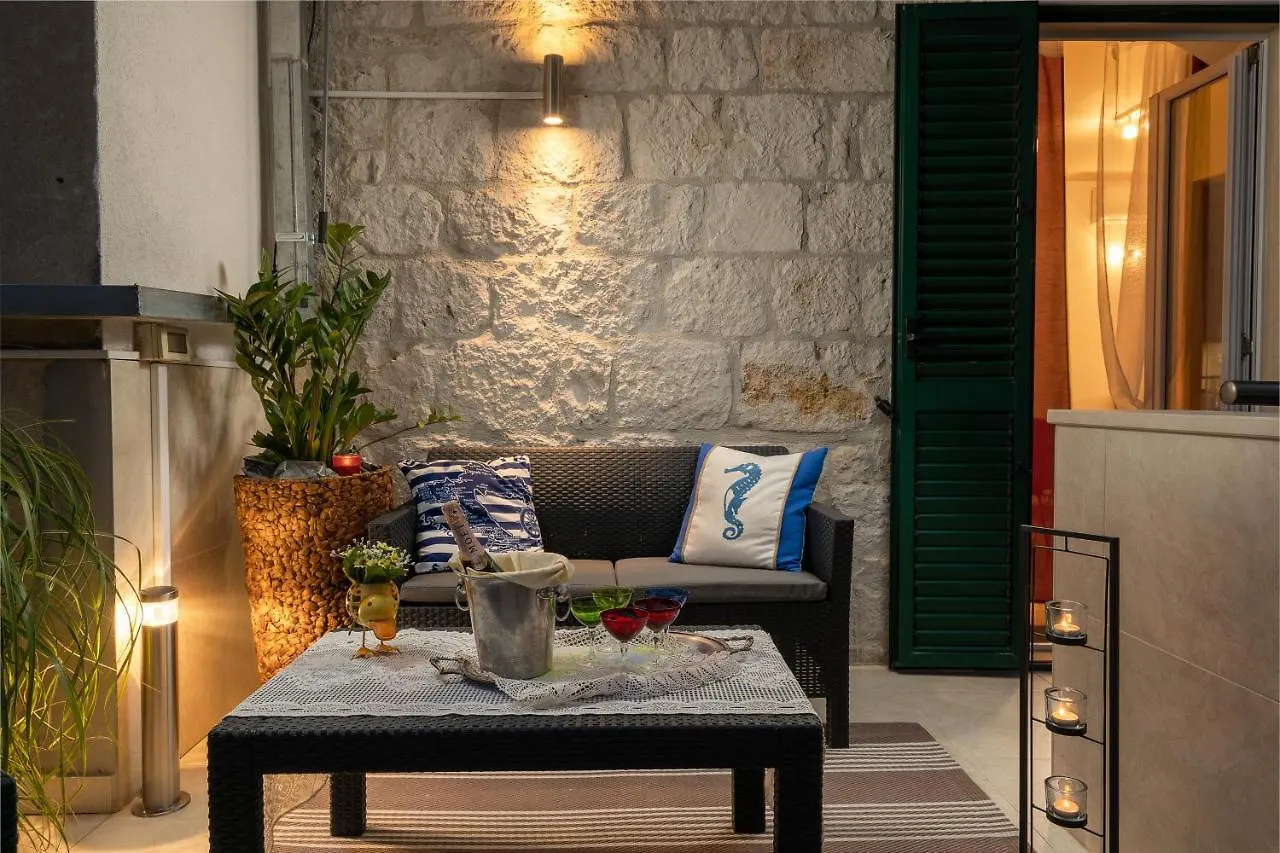 Camellia- Cozy Apartment Split