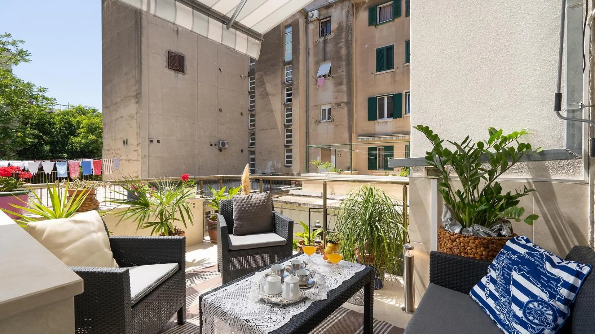 Camellia- Cozy Apartment Split