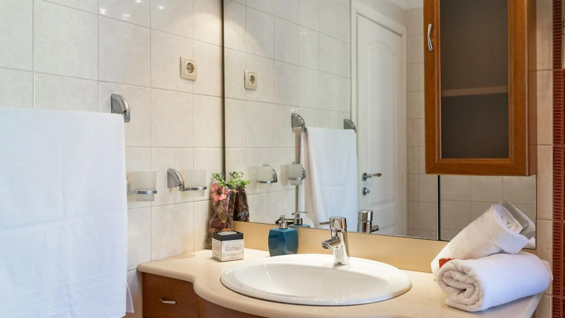 Camellia- Cozy Apartment Split